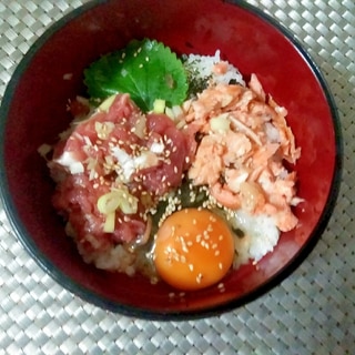 ユッケ風ネギトロ鮭丼